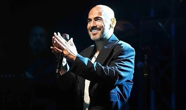 Soner Sarıkabadayı, müziği ve sahne performansıyla dinleyicilerine unutulmaz bir gece