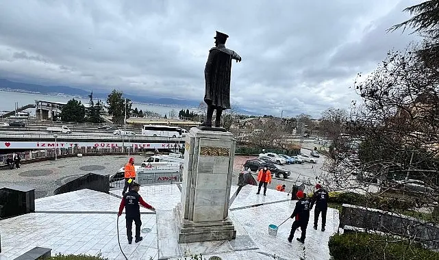 Kocaeli Büyükşehir Belediyesi,Cumhuriyetin 10. yıldönümünü kutlamak amacıyla bronzdan yapılan ve