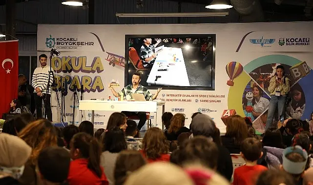 Kocaeli Büyükşehir Belediyesi’nin Bilim Merkezi’nde düzenlediği “Okula Bi’ Ara” etkinliğine