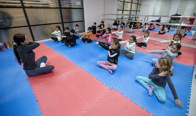 Karşıyaka Belediyesi’nin yarıyıl tatiline özel olarak düzenlediği Neşeli Hareketler Kış