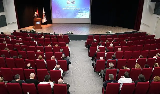 Ege Üniversitesi Tıp Fakültesinde hem lisans eğitiminin hem de uzmanlık