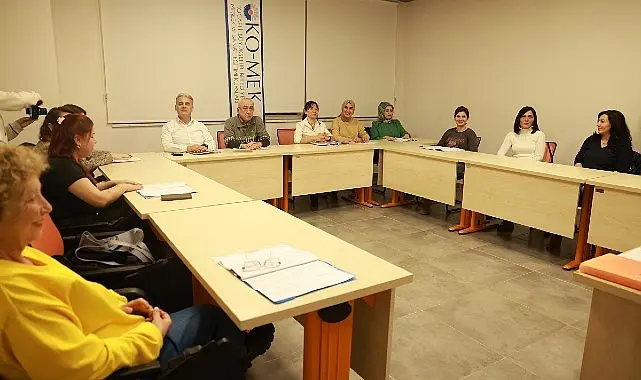 Kocaeli Büyükşehir Belediyesi Meslek ve Sanat Eğitim Kursları’na gelerekişaret dili