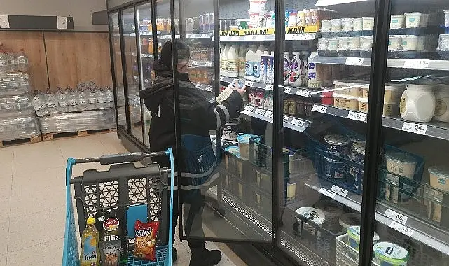 Kemer Belediyesi Zabıta Müdürlüğü ekipleri, Kuzdere Mahallesi’nde yer alan marketlerde