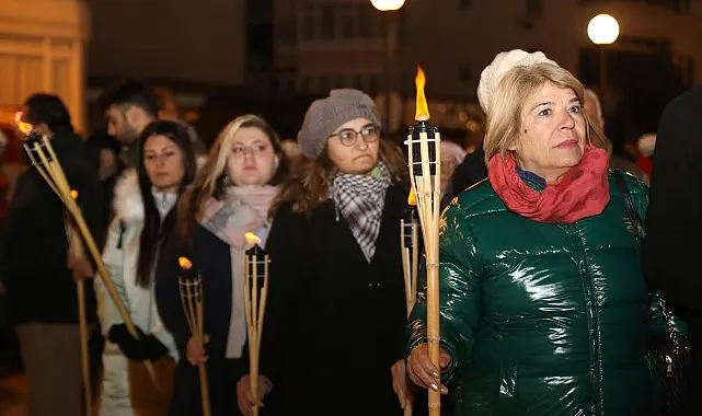 Mudanya’da düzenlenen anma töreninde, depremin gerçekleştiği saat 04.17’de vatandaşlar mumlar