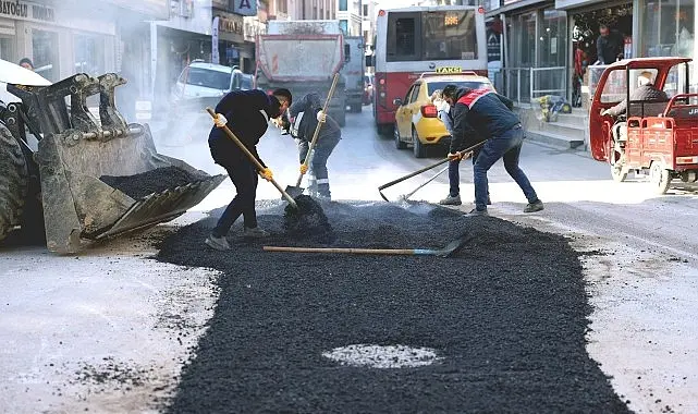 Bayraklı Belediyesinin, İzmir Büyükşehir Belediyesi iş birliğiyle yürütülen yol yenileme,