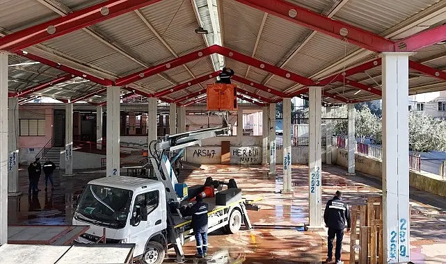 Bayraklı Belediyesi, ilçe genelinde süren bakım, onarım ve yenileme faaliyetleri