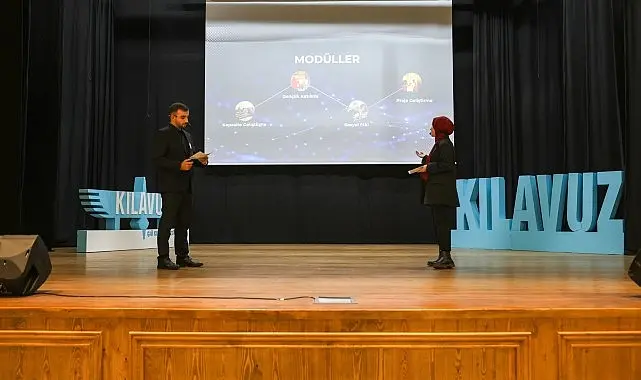 Halkevi Gençlik Merkezi’nde gerçekleşen Akademi Üniversite Sosyal İnovasyon Lansmanı’nda gençlerle