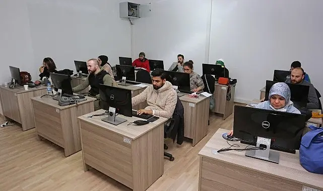 Canik Belediye Başkanı İbrahim Sandıkçı, CAMEK’te kursiyerler tarafından üretilen mobilyaları