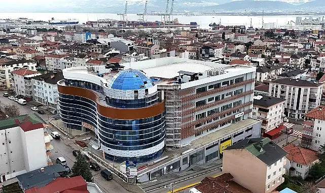 Büyükşehir’in, Derince’de yarım kalan kongre merkezini yeni belediye hizmet binasına