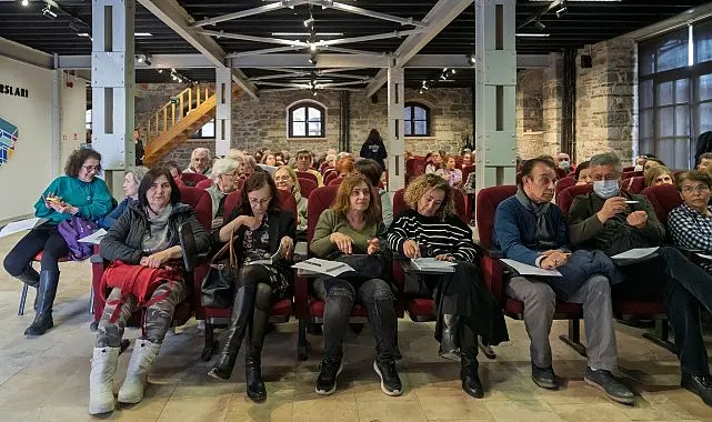 İzmir Büyükşehir Belediyesi tarafından açılan 3. Yaş Üniversitesi’nde ilk ders