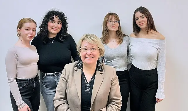 Ege Üniversitesi İletişim Fakültesi Halkla İlişkiler ve Tanıtım Bölümü öğrencileri,
