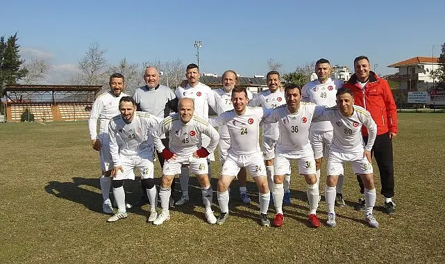 Masterler futbolunda İzmir’in köklü iki takımı Foça’da karşılaştı. Liglerinde bay
