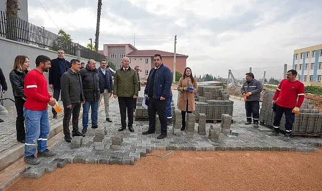 Yol yenileme, bakım ve onarım çalışmalarını aralıksız sürdüren Gaziemir Belediyesi,
