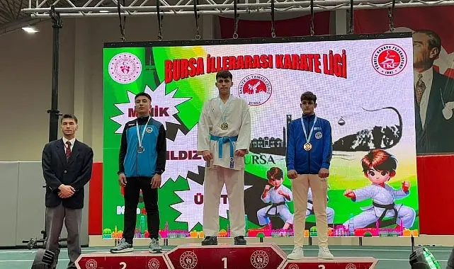 Bursa’da düzenlenen İller Arası Karate Ligi Müsabakaları’na katılan Geyveli kareteciler’den