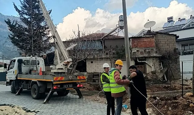 Kemer Belediyesi Fen İşleri Müdürlüğü ekiplerinin Göynük Mahallesi’nde başlattığı yol
