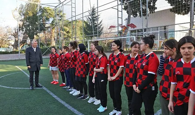 Güzelbahçe Belediyesi Kız Futbol Takımı, ilk antrenmanına Güzelbahçe Belediye Başkanı