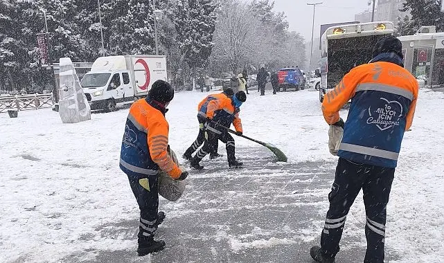 İstanbul’un bazı ilçelerinde sabah saatlerinden itibaren aralıklarla etkisini sürdüren yoğun