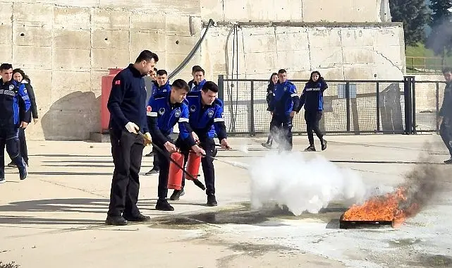 İzmir Büyükşehir Belediyesi zabıta ekipleri, yangın riskine karşı alınması gereken