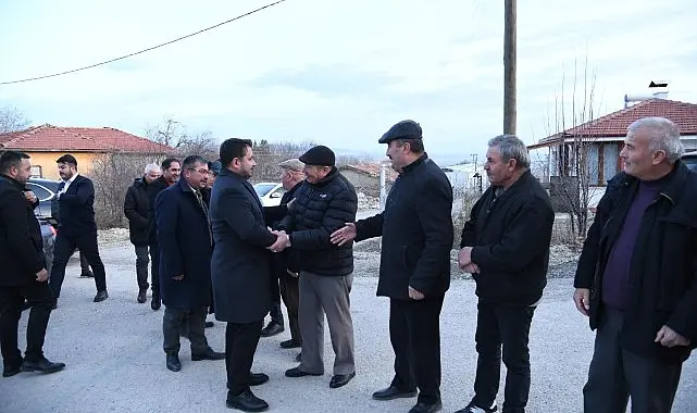 Mahallenin ihtiyaçları ve karşılaştığı sorunlar hakkında vatandaşlarla istişarelerde bulunan Başkan