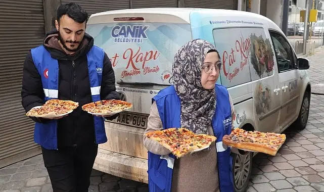Canik Belediyesi, karın tadını çıkaran çocuklara pizza ikram ederek mutluluğu