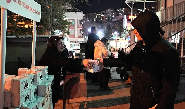 Keçiören Belediyesi, Berat Kandili dolayısıyla vatandaşlara kandil simidi ikramında bulundu.