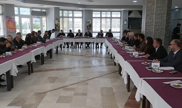 Kemer Muhtarlar Toplantısı, Kemer Kaymakamı Ahmet Solmaz başkanlığında gerçekleştirildi. Kemer