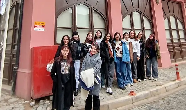 İzmir Büyükşehir Belediyesi’nin “Kitaplarla Yolculuk” projesi, her ay okunan kitap