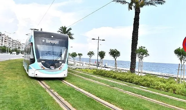 İzmir Büyükşehir Belediyesi’nin Karataş’ta yapımını sürdürdüğü yaya üst geçidi çalışmaları
