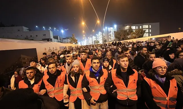 LÖSEV gençleri yürüyüşün ardından sabah saatlerinde bölgedeki konteyner kentleri ziyaret