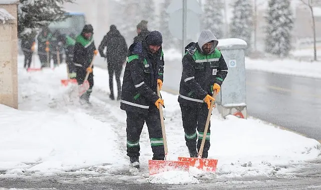 Nevşehir’de 3 gündür süren etkili kar yağışı nedeniyle Nevşehir Belediyesi