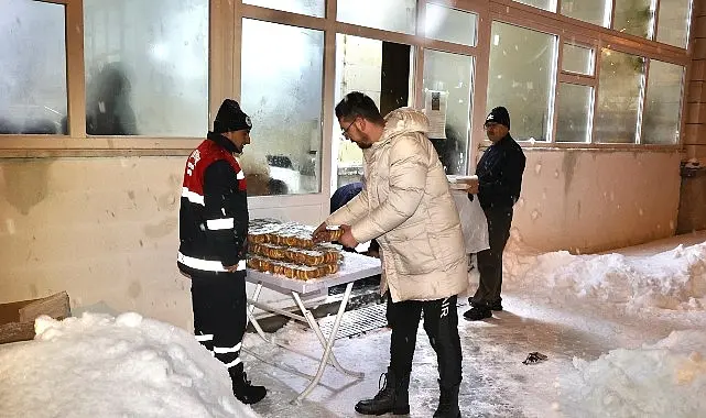 Nevşehir Belediyesi tarafından,Berat Kandili münasebetiyle vatandaşlara kandil simidi ikramında bulunuldu.