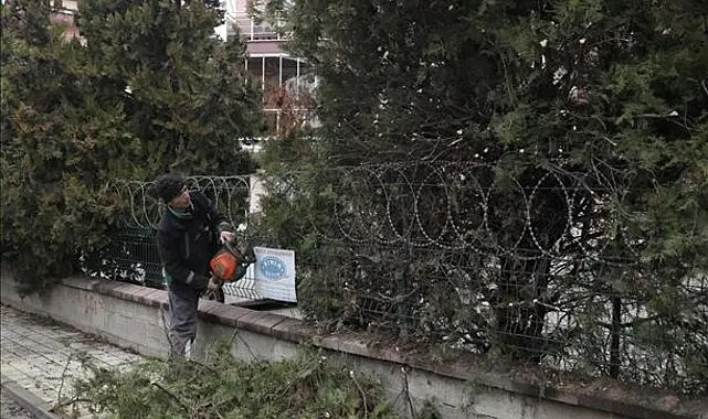 İnegöl Belediyesi araçlar için tehlike oluşturan ve kaldırımlarda yaya geçişini