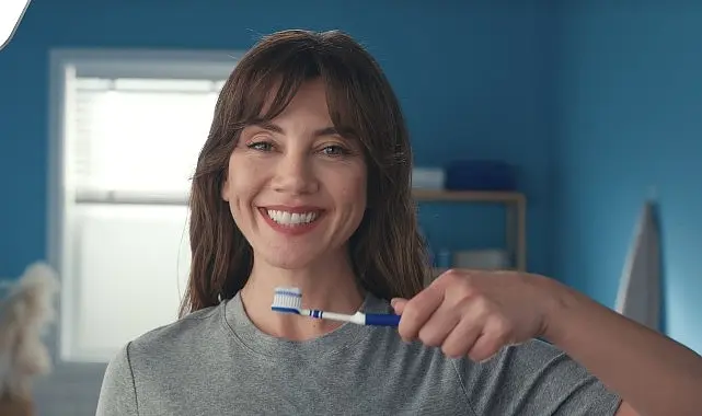 Diş hekimlerinin yıllardır hassasiyet için önerdiği Sensodyne Klinik Beyazlık serisinin
