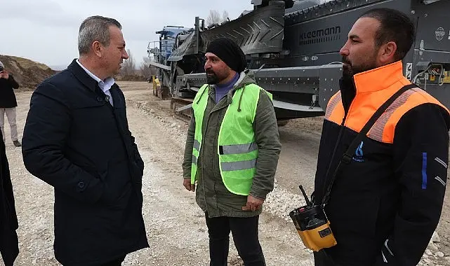 Konkasör ve elek sisteminin devreye alındığı tesiste; cevher taşlar konkasörde