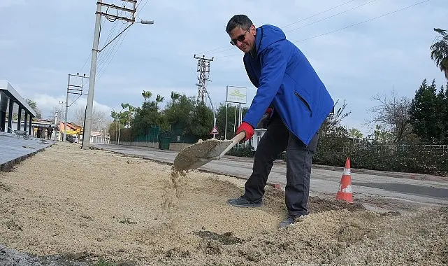 Kemer Belediyesi Fen İşleri Müdürlüğü ekipleri, Tekirova Mahallesi’nde kaldırım çalışması